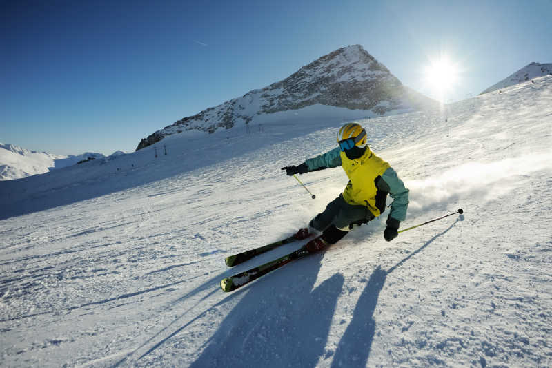 在山上的滑雪者