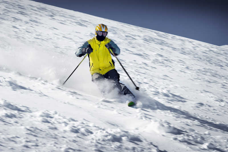 天气晴朗在高山滑雪