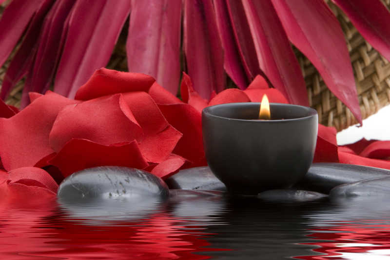 红色花瓣和蜡烛