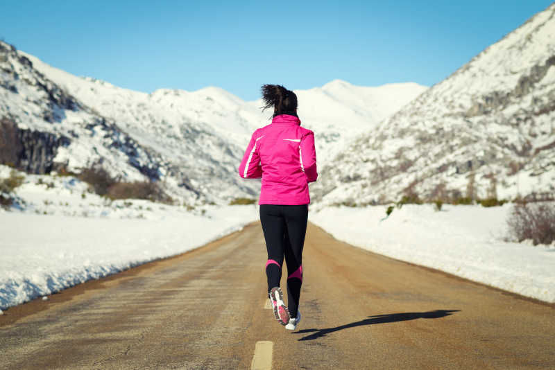 在冬季户外跑步运动的女人