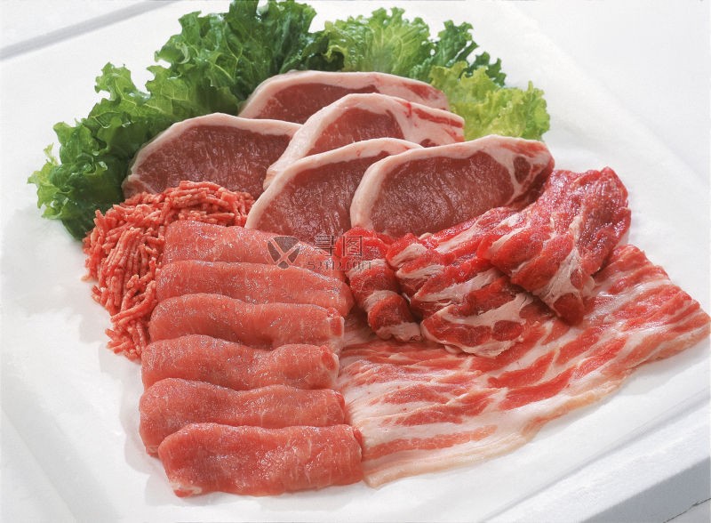 盘子里的各种形状肉