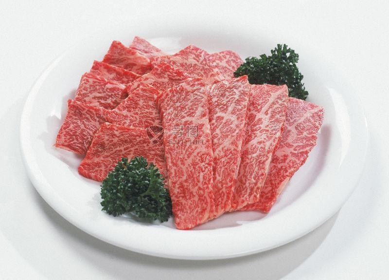 盘子里切片的牛肉