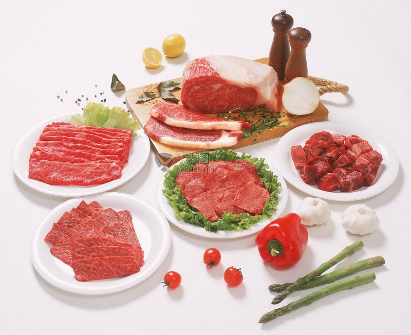 盘子里的各种生肉和食材