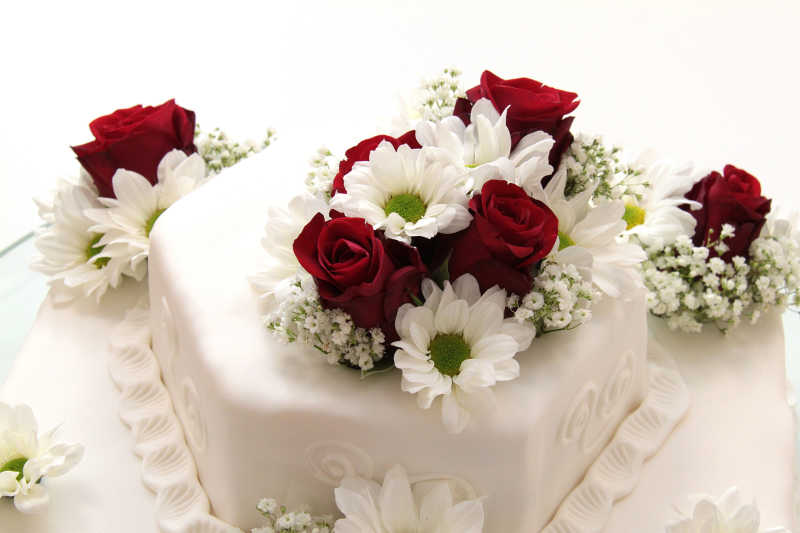 花朵装饰的生日蛋糕