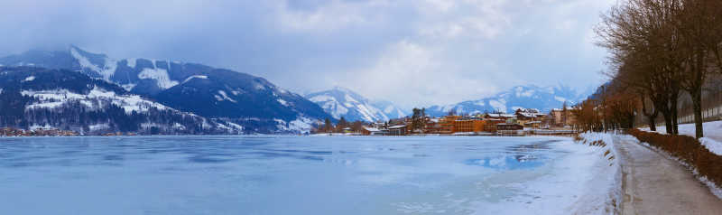 奥地利一望无际的冰冻湖面