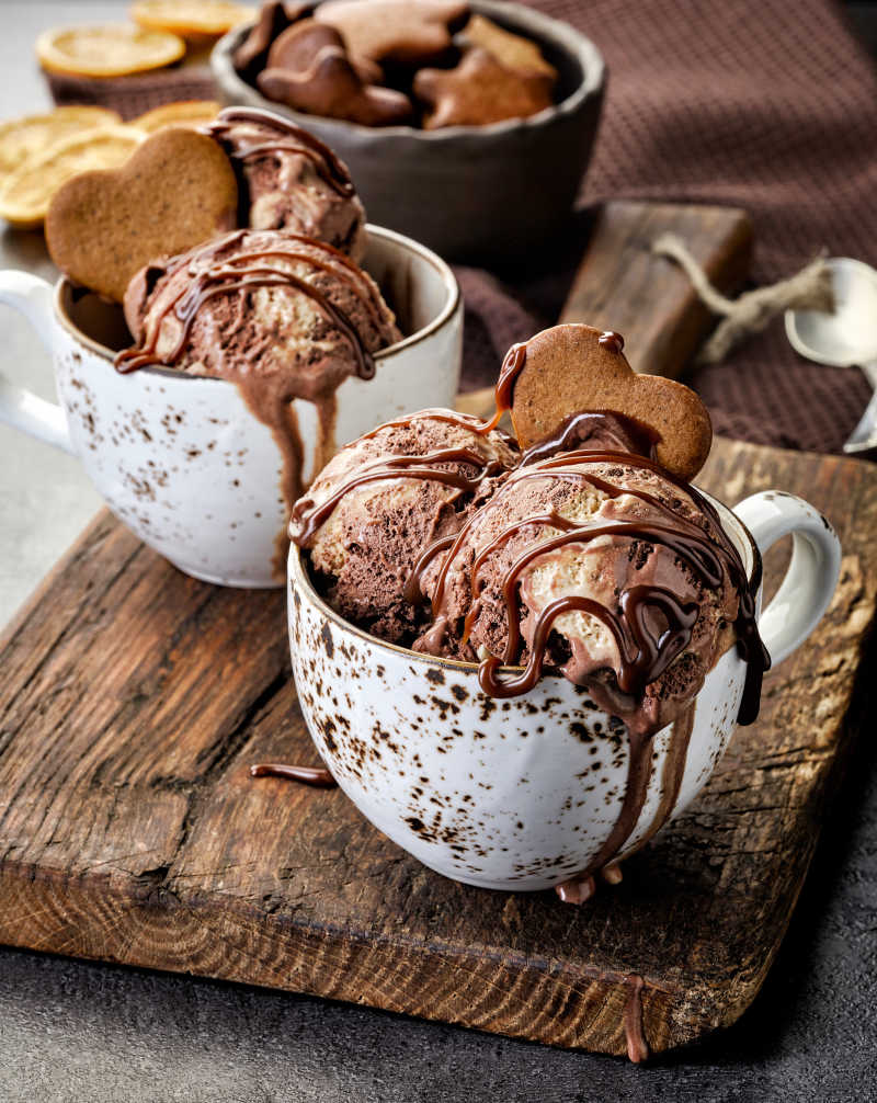 砧板上的巧克力冰淇淋