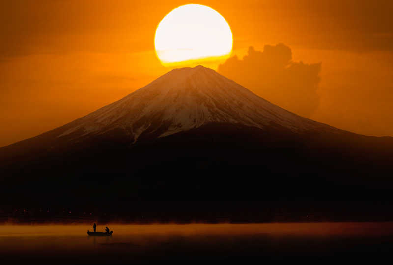 日出下的富士山剪影