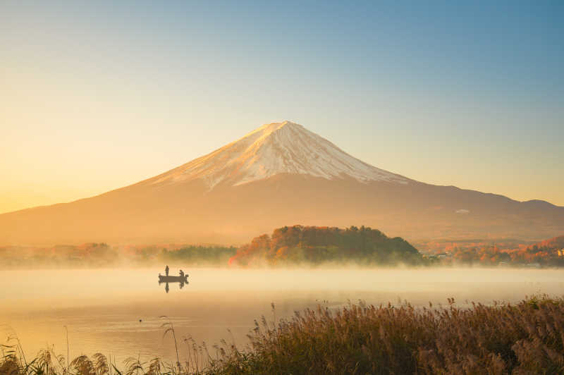 日出阳光下的富士山