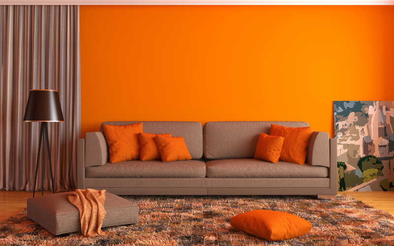现代室内棕色沙发与橙色墙面