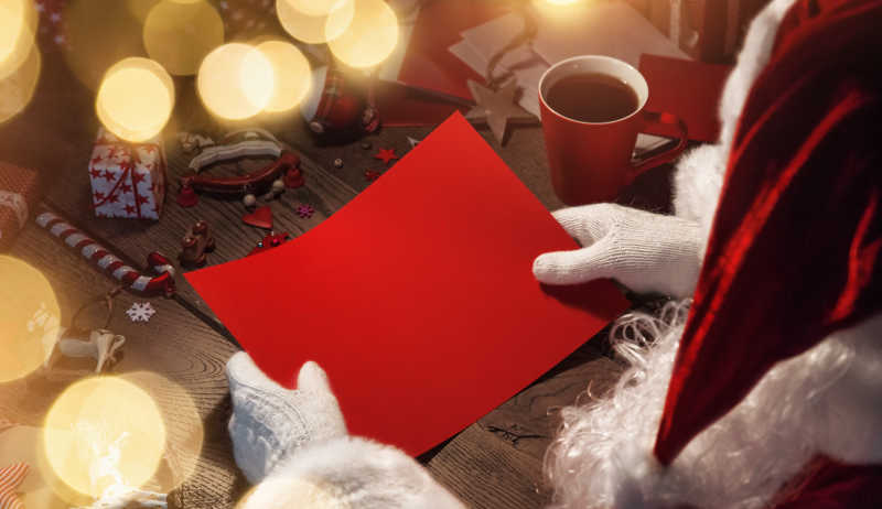 圣诞老人拿着红色纸张