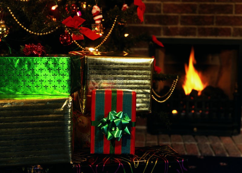 红色圣诞礼物装饰和壁炉燃烧的背景