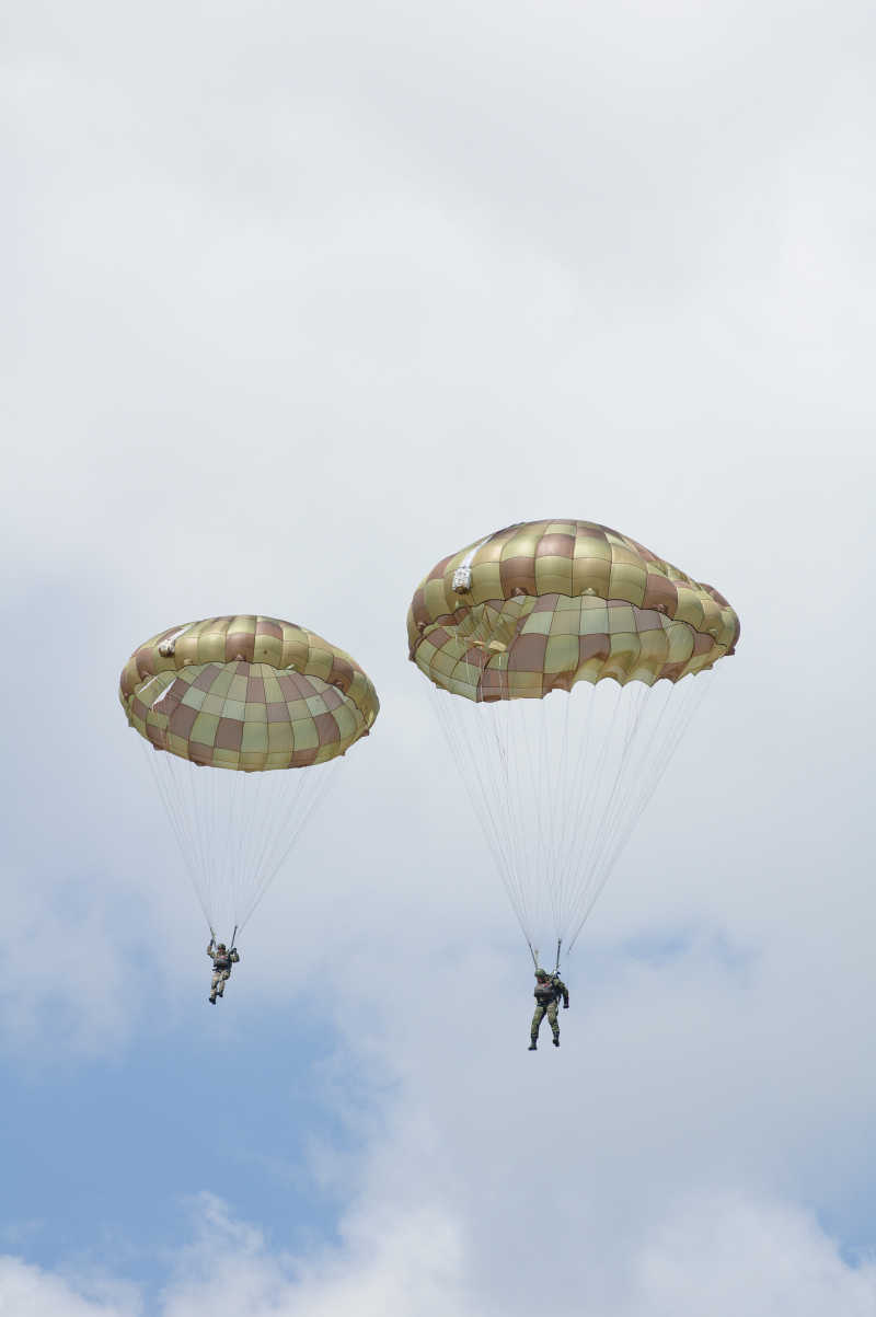 两个伞兵飞过天空