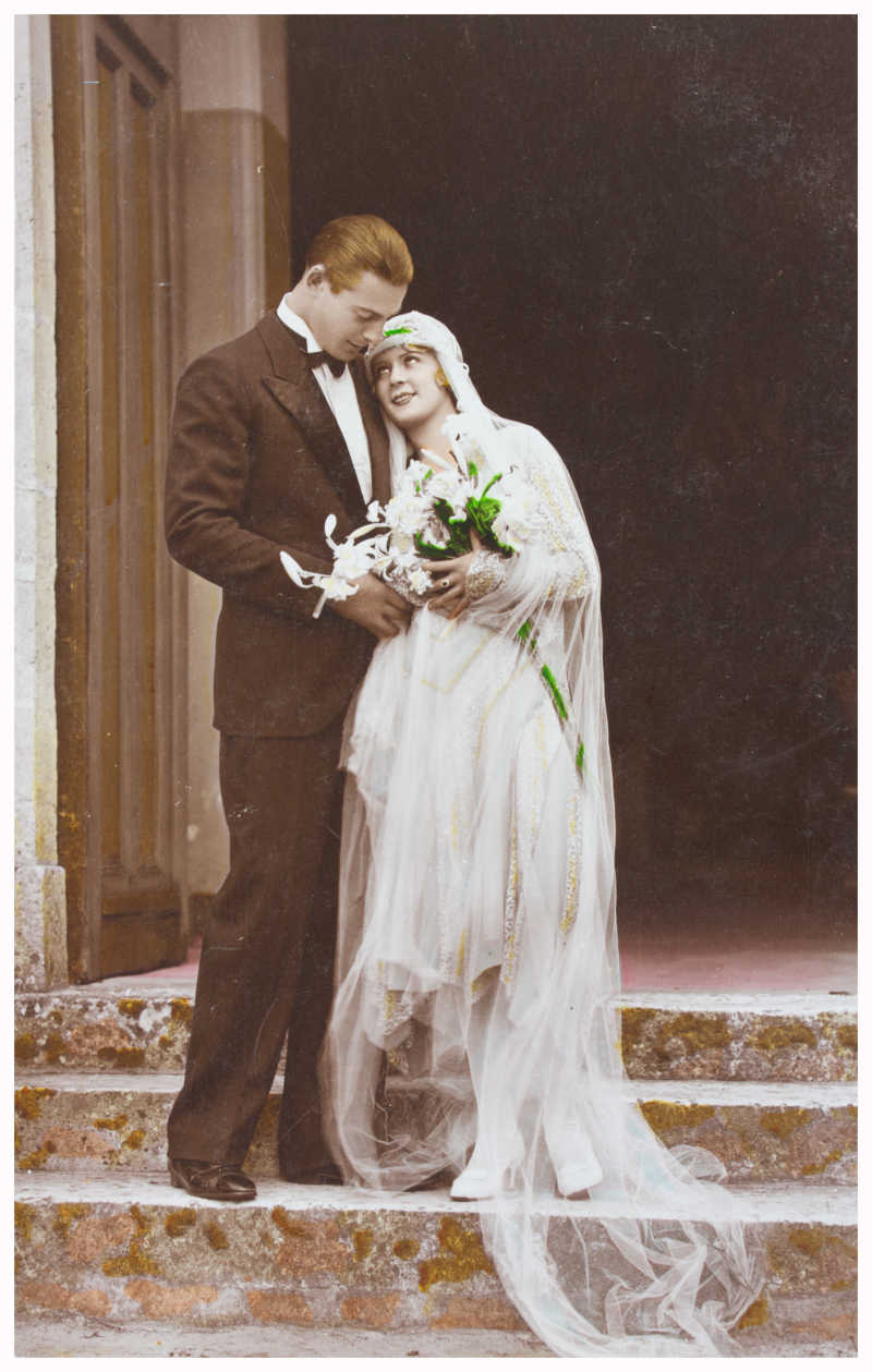 年轻男女穿着礼服的结婚照片