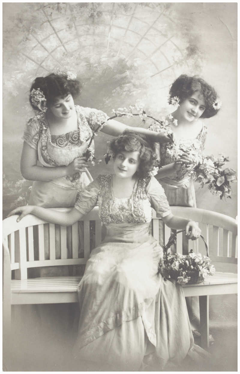 三位年轻妇女的老照片