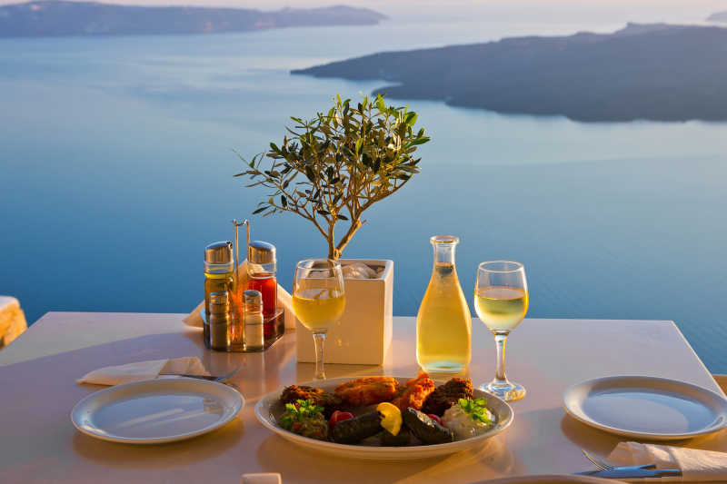 在希腊圣托里尼日落时分两人共进晚餐