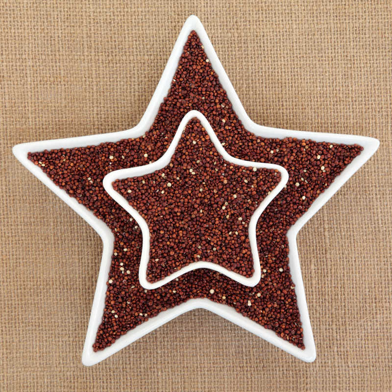 藜麦的超级食物在盘子上的星形背景