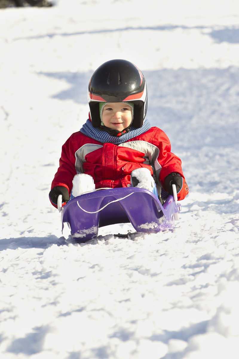 在雪地上滑雪的小男孩