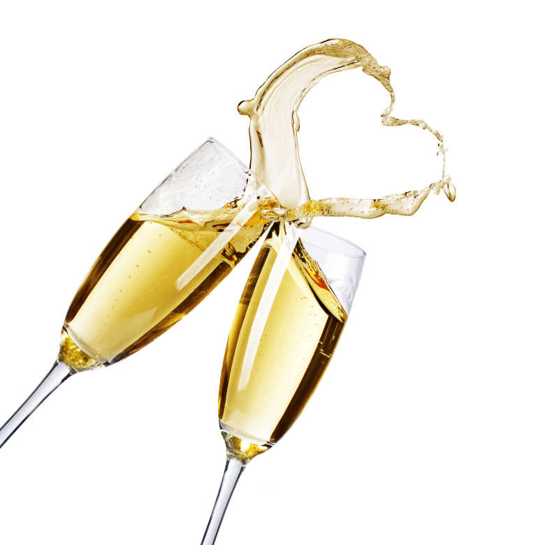两杯香槟水花形成的心形