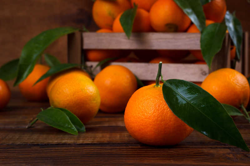 木制背景中新鲜的橘子