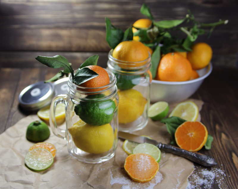 玻璃杯子的橘子和柠檬