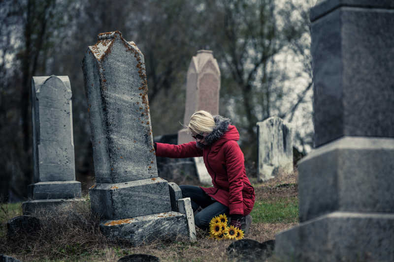 在墓地悲伤哀悼亲人的女人