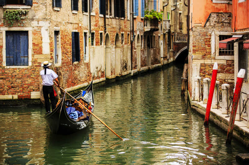 威尼斯运河和两旁的居民楼