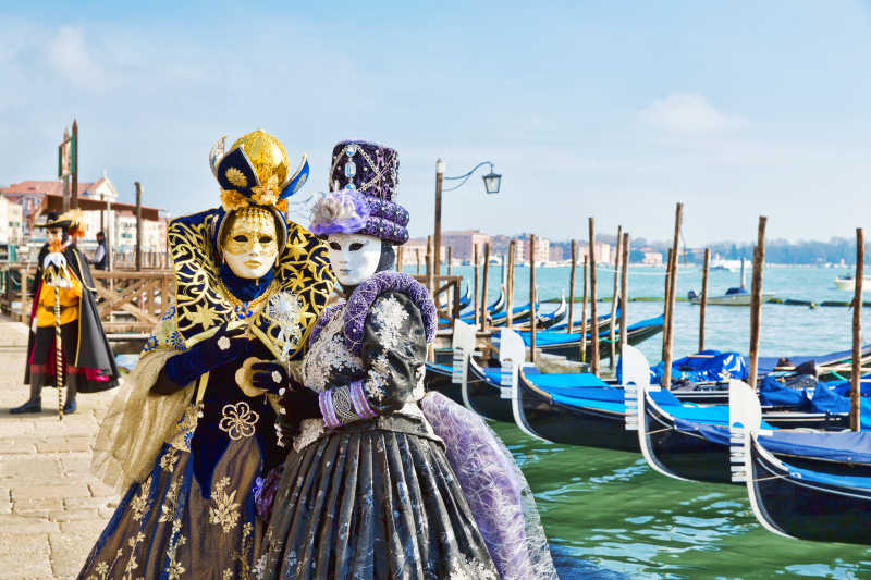 海水岸边的威尼斯嘉年华狂欢节服装摄影