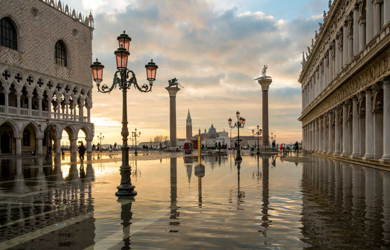日出时威尼斯水上建筑景观