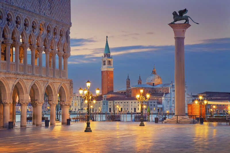 威尼斯日出前圣马可广场的景观