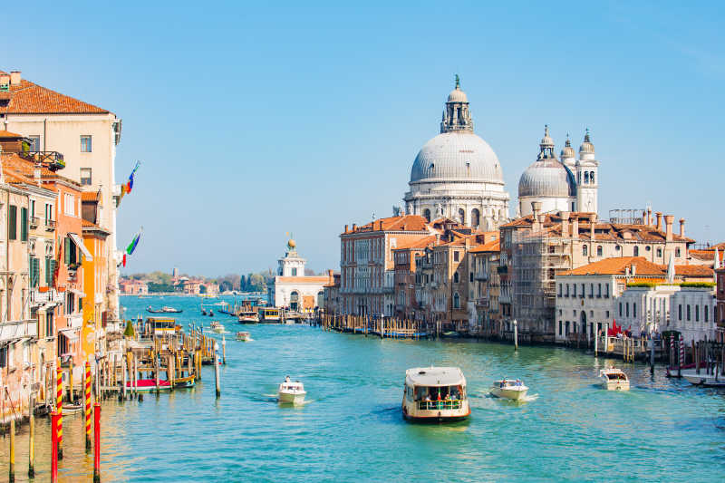 威尼斯大运河和两旁的建筑景观