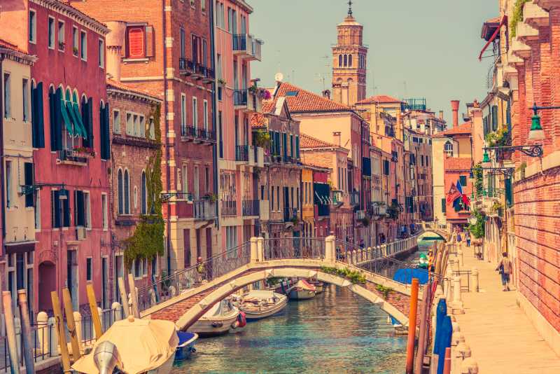 威尼斯运河上的桥以及两旁的现代建筑