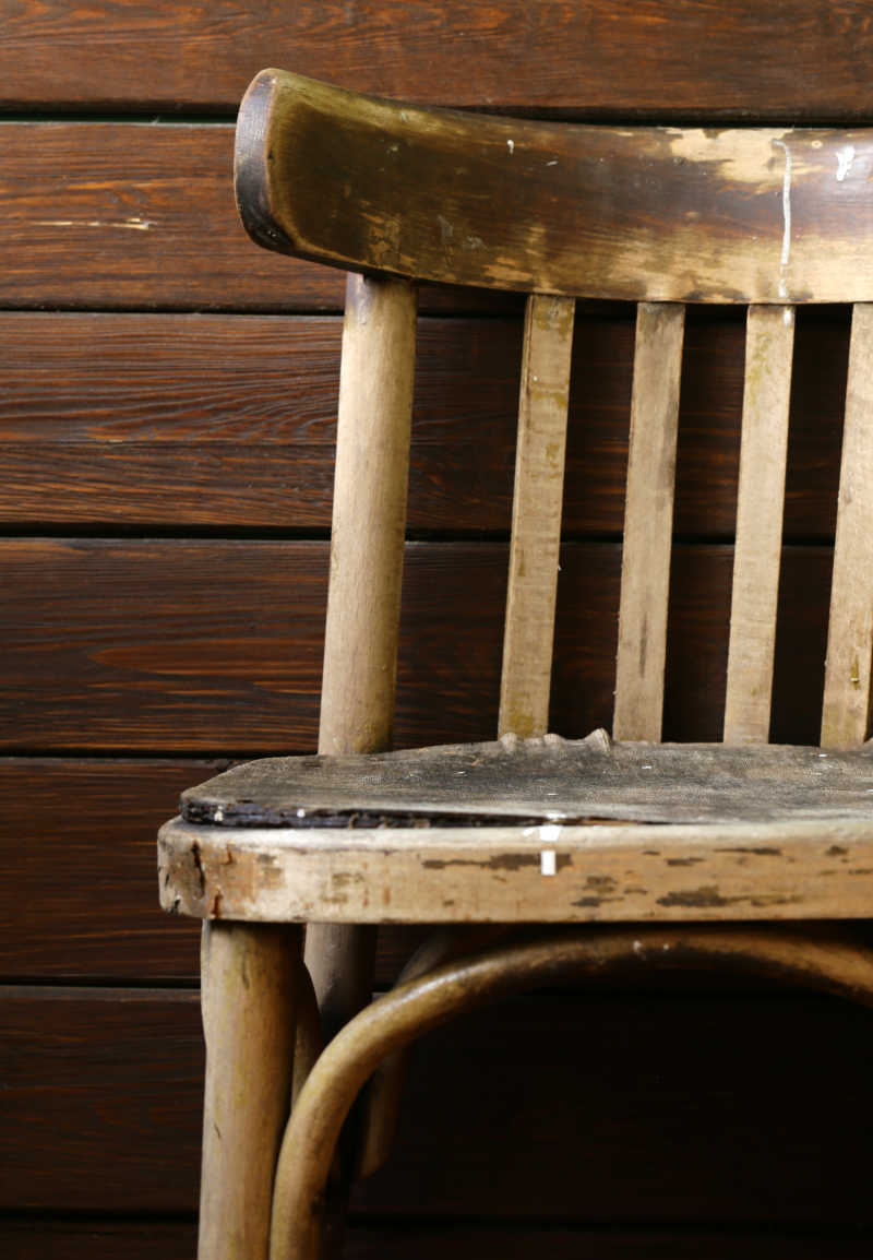 木质背景下的老旧的椅子