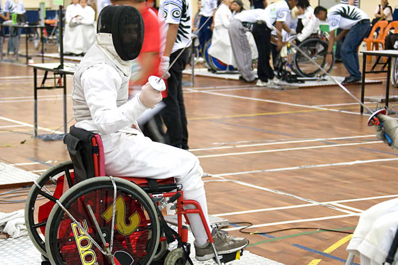 残疾人坐在轮椅上比赛剑术