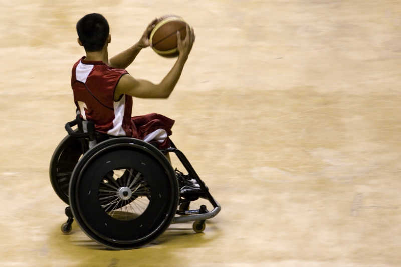 坐在轮椅上的运动员打篮球