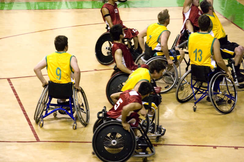 残疾人之间的篮球比赛