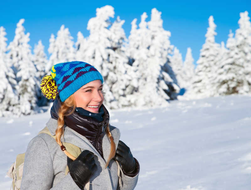 正在欣赏雪景的美女