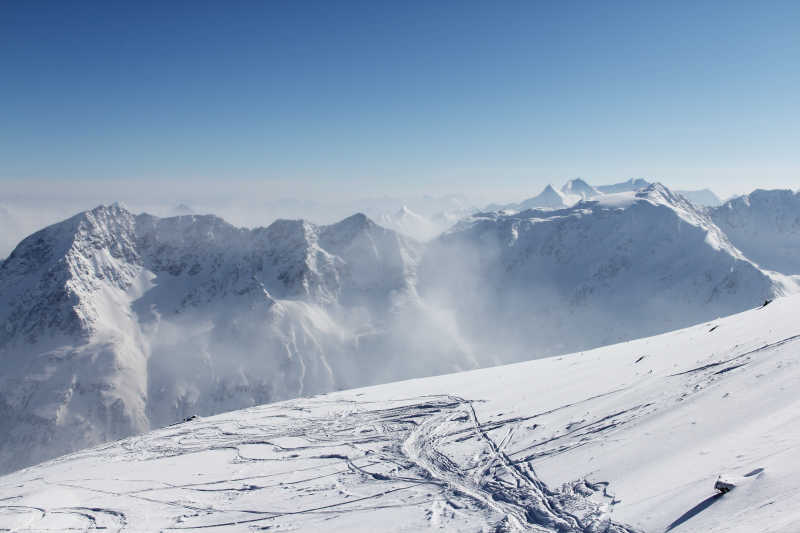 山上积雪的滑雪道