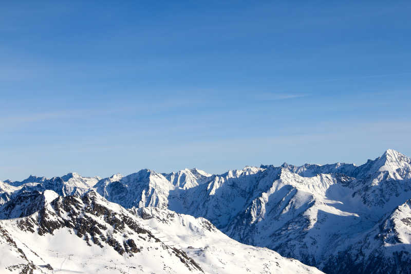 冬季雪地里的山峰