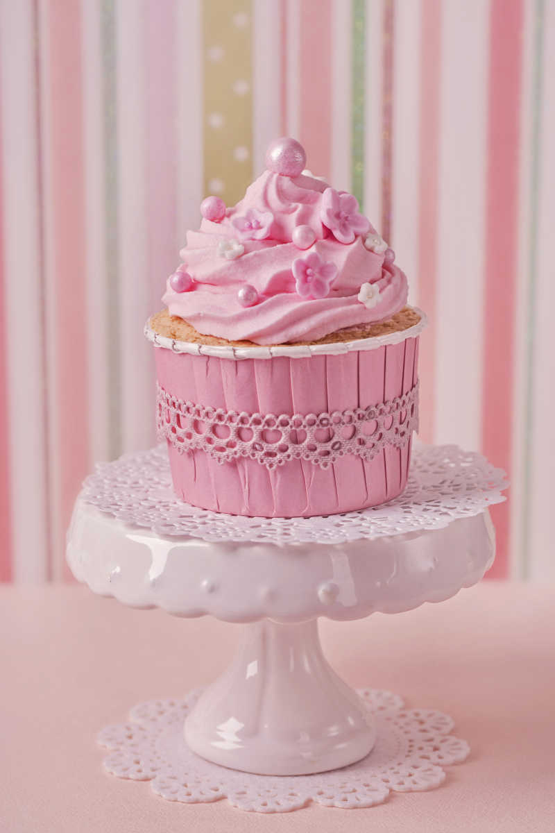 有条纹背景的粉红色纸杯蛋糕