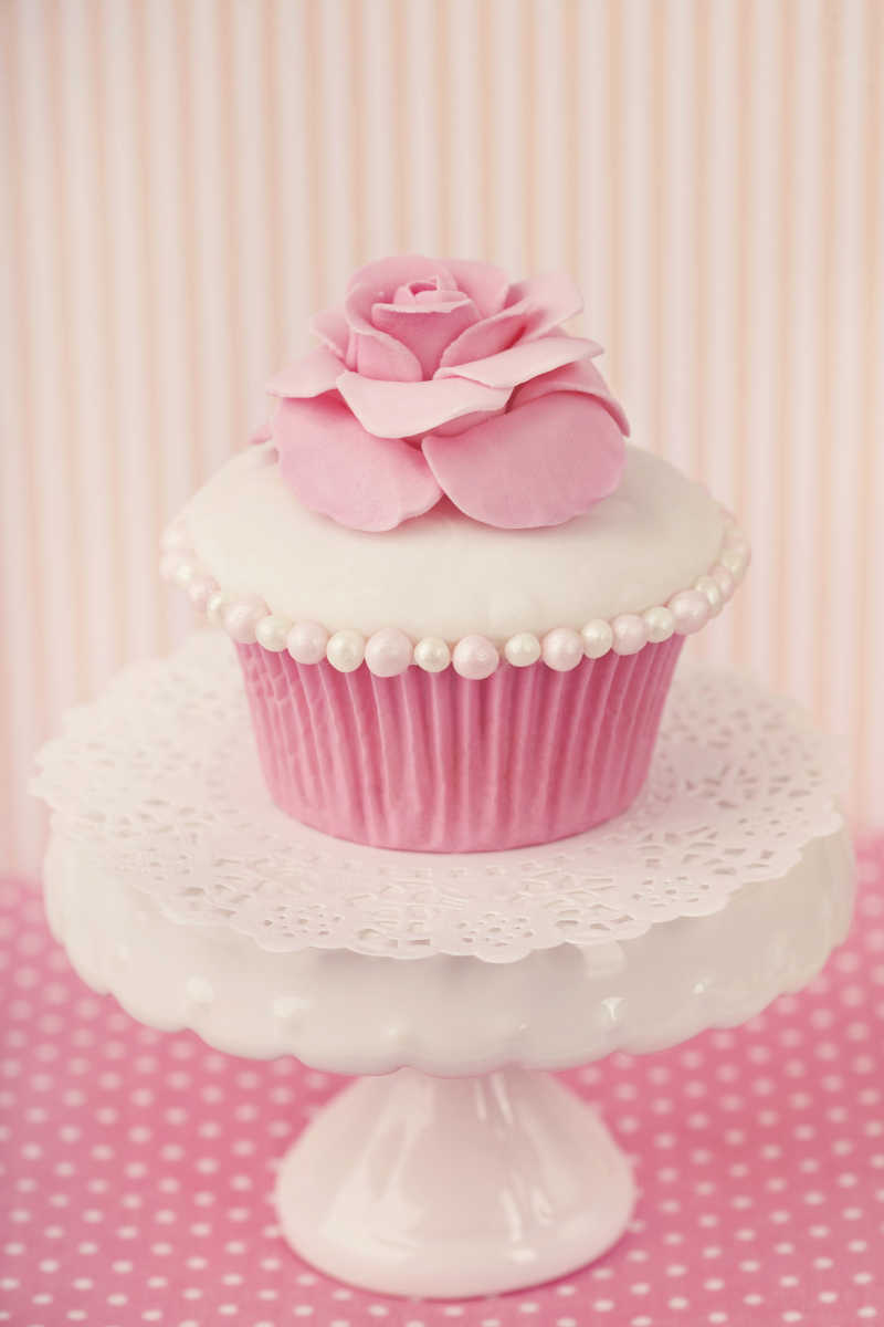 白色托盘上的粉色玫瑰蛋糕
