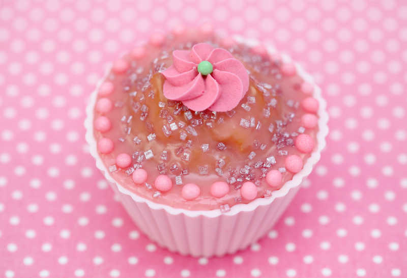 粉红色背景下的生日蛋糕