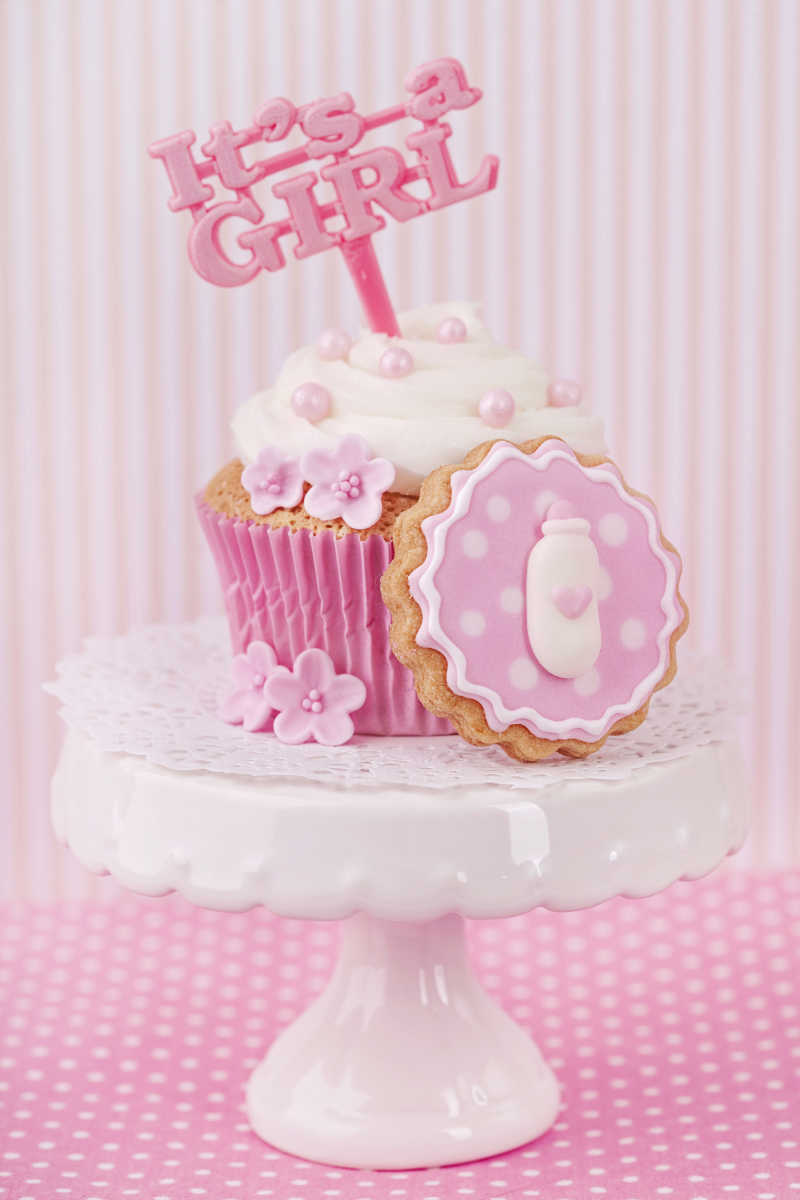 白色桌子上的粉色蛋糕