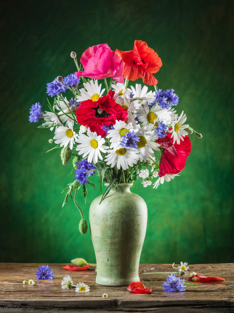 花瓶里美丽的组合花束