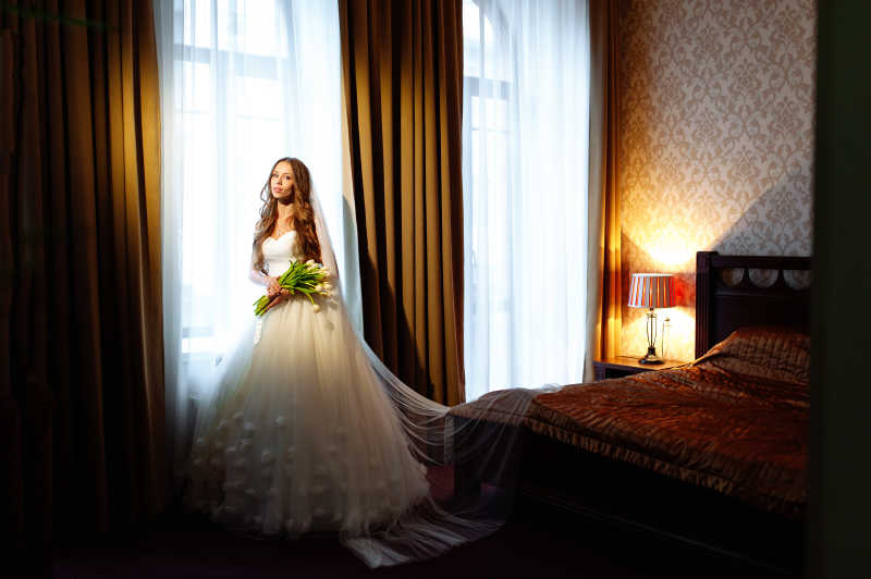 新娘穿着结婚礼服在巴黎的公寓里