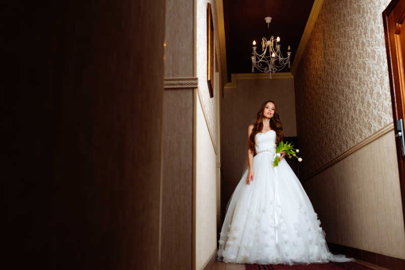 新娘站在豪华套房走廊