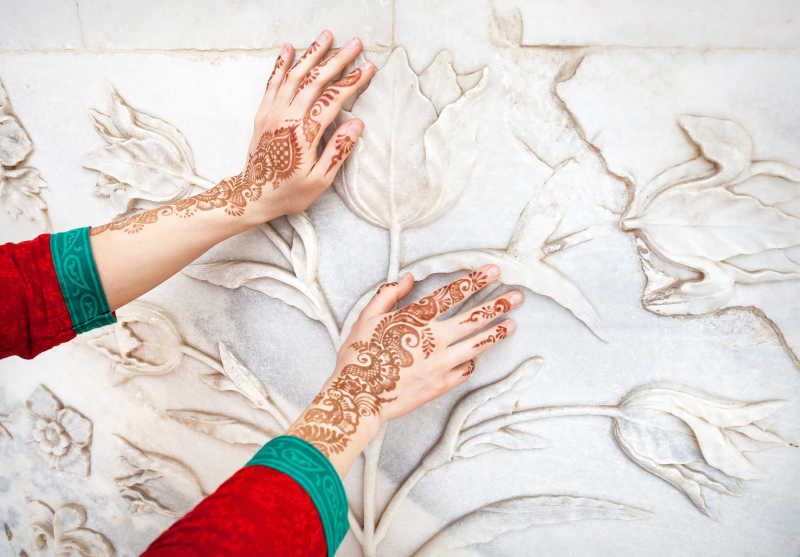 印度女人画指甲花
