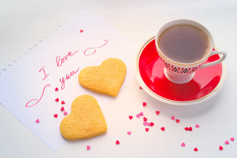 一杯茶和两个心形饼干是爱的宣言