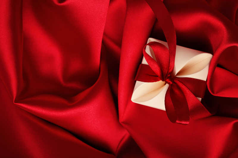 红色丝绸与礼品盒