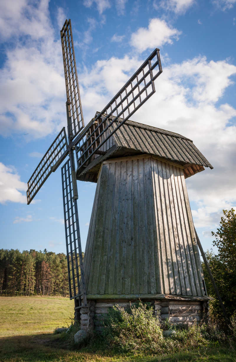 明媚阳光下的荷兰风车
