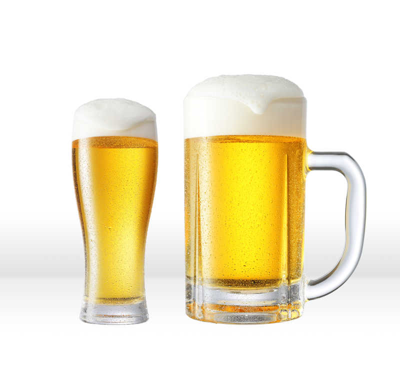 两杯啤酒在白色背景中